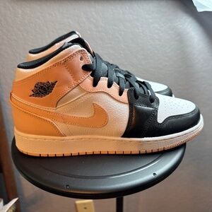 Air Jordan 1Mid 6Y